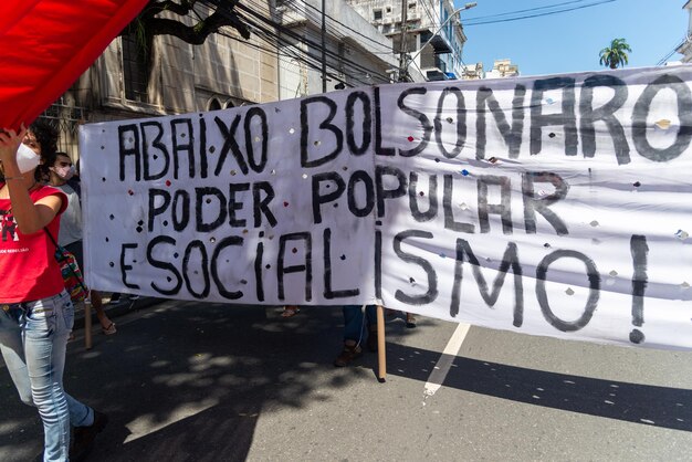 Foto manifestantes protestam contra o governo do presidente jair bolsonaro na cidade de salvador