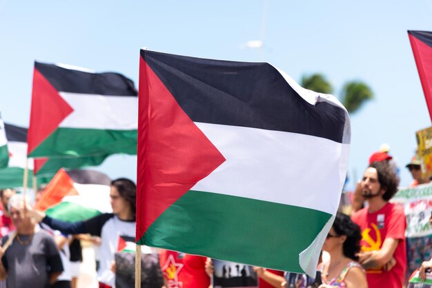 Manifestantes segurando uma bandeira palestina durante um protesto pacífico na cidade de Salvador Bahia