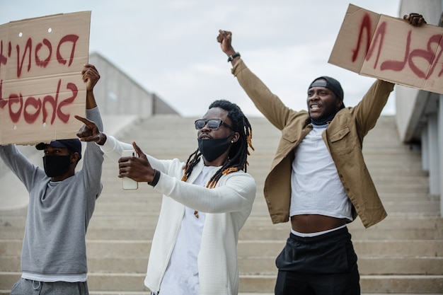 Los manifestantes sostienen pancartas con el lema del movimiento por los derechos civiles de los negros