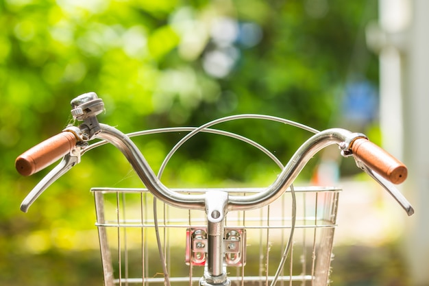 Manija de bicicleta de cerca en el jardín