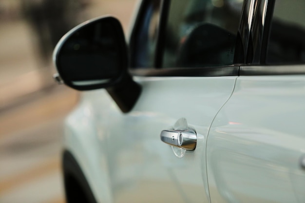 manija de la puerta de un automóvil blanco manija de automóvil blanca de enfoque suave