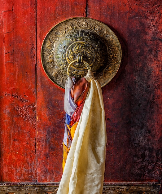 Manija de la puerta del monasterio budista tibetano Thiksey gompa