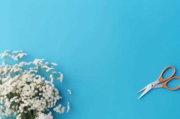Manikürwerkzeuge auf blauem Hintergrund sind mit weißen Gypsophila-Blüten geschmückt