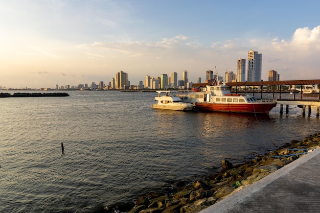 Manila Bay é um porto que serve o Porto de Manila