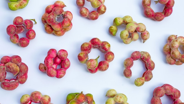 Foto manila-tamarinde-frucht isoliert auf weißem hintergrund