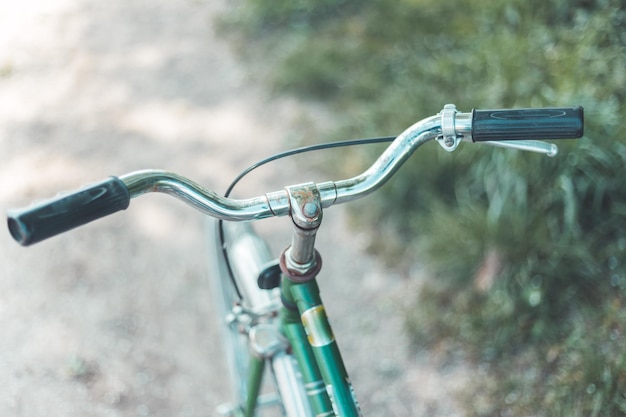 Manillar de bicicleta retro y rompe al aire libre fondo borroso