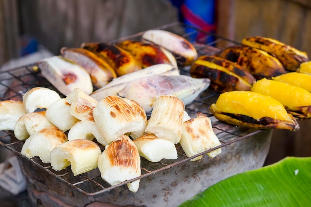 Foto maniok und geröstete bananen auf dem gitter zum verkauf auf dem markt