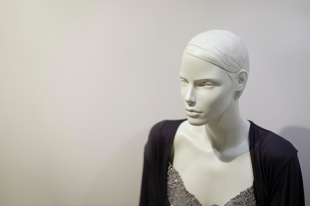 Maniquí blanco sobre un fondo gris