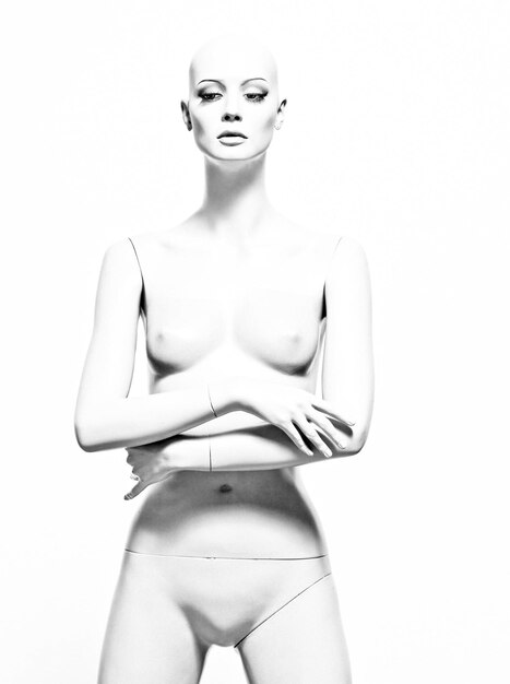 Foto un maniquí desnudo contra un fondo blanco