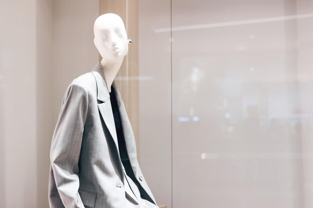 Un maniquí femenino con una chaqueta gris de cerca