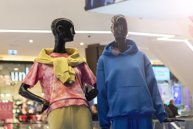 Un maniquí femenino con una chaqueta gris de cerca