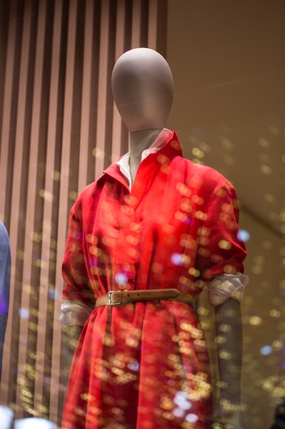 Foto maniquí femenino en una sudadera roja en el escaparate