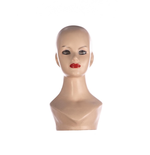 un maniquí con labios rojos y un lápiz labial rojo