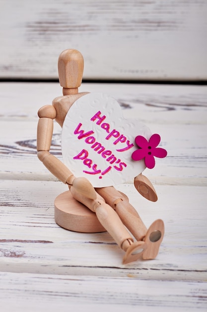 Maniquí de madera y tarjeta de felicitación con forma de corazón para mujer