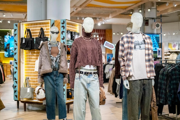 Un maniquí en una tienda de ropa Concepto de comprar diferentes cosas Rusia Moscú 30 de septiembre de 2024