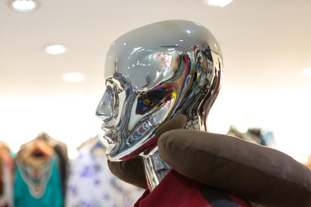 Maniquíes de plata en una tienda de ropa