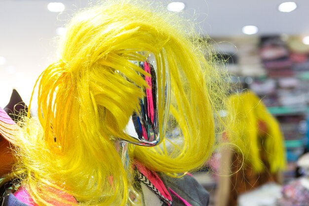 Maniquíes de plata en una tienda de ropa.