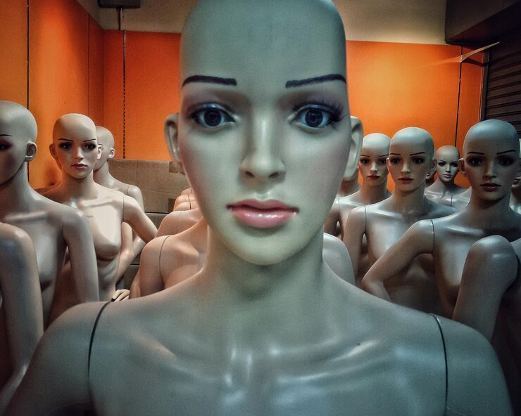 Foto maniquines dispuestos en la tienda