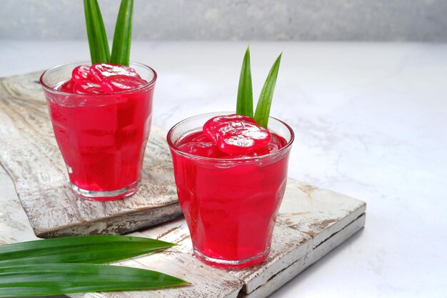 Manisan kolang kaling, fruta de palma de azúcar en conserva, teñida de rojo con jarabe rojo y pasta