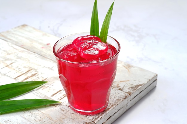 Manisan kolang kaling, fruta de palma de azúcar en conserva, teñida de rojo con jarabe rojo y pasta