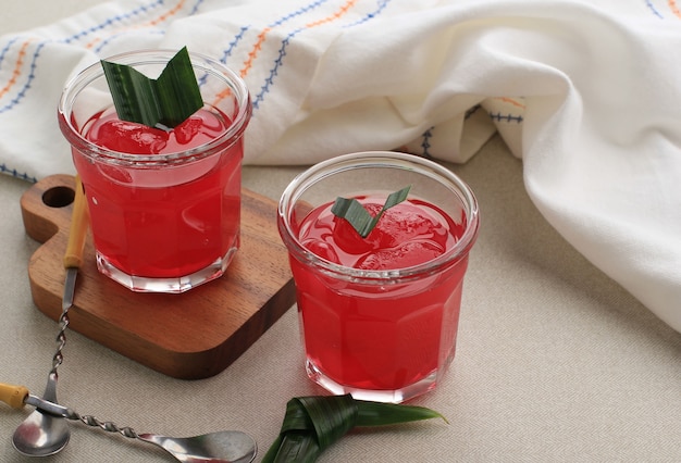 Manisan KolangKaling fruta de palma de azúcar en conserva con color rojo servida en un vaso