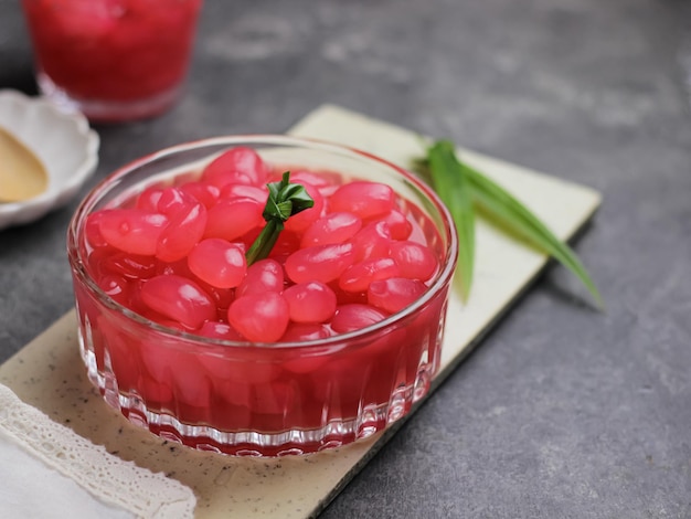 Foto manisan kolangkaling o fruta de palma de azúcar en conserva con bebida y postre indonesios de color rojo