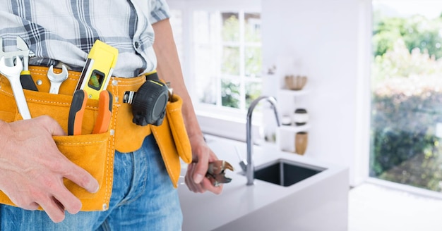 Foto manitas con cinturón de herramientas en casa