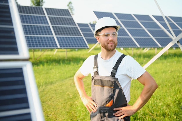 Un manitas de pie con paneles solares.