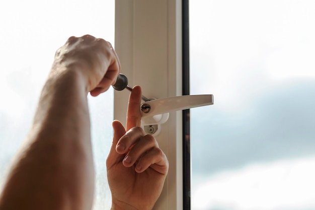 Manitas profesional de fijación de la manija de la ventana en casa