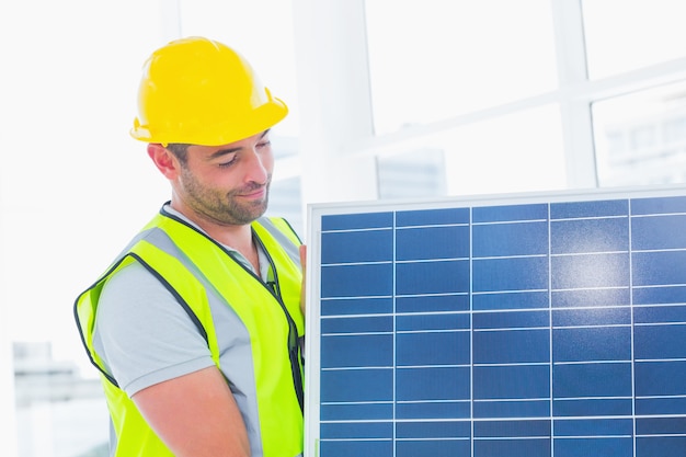 Manitas que lleva el panel solar en la oficina