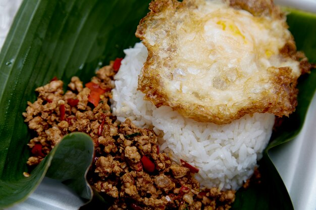 Manjericão de porco frito com arroz