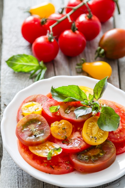 Manjericão de salada de tomate colorido