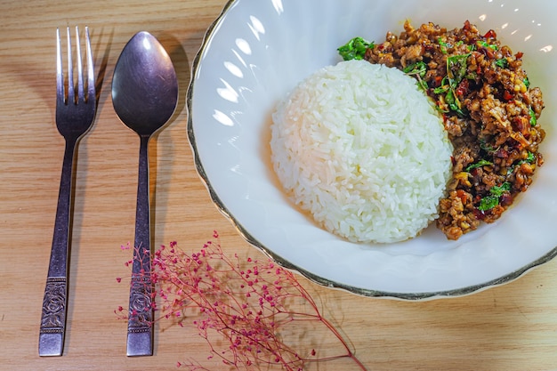 Manjericão frito com carne de porco picada no arroz