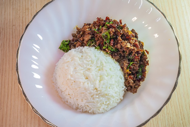 Manjericão frito com carne de porco picada no arroz