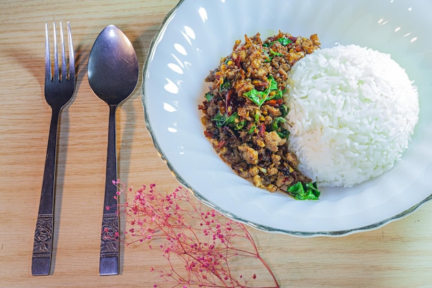 Manjericão frito com carne de porco picada no arroz