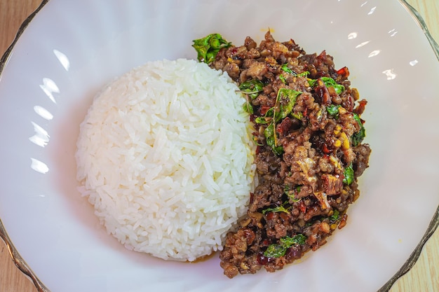 Manjericão frito com carne de porco picada no arroz