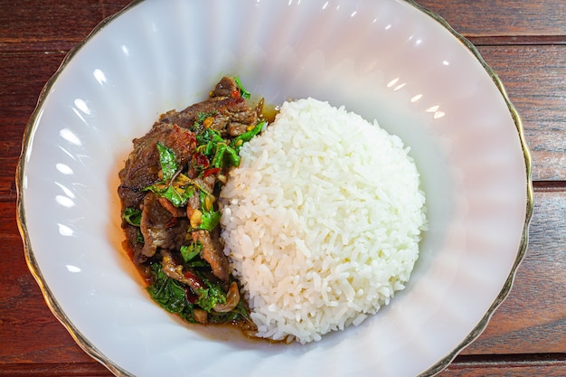 Manjericão Frito com Carne no Arroz