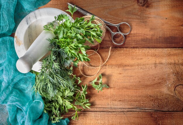 Manjerona erva picante em uma mesa de madeira