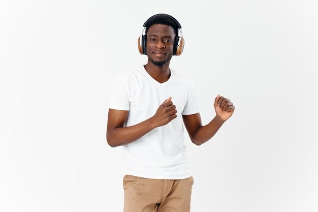 Mann afrikanisches Aussehen mit Kopfhörern Musik Wireless-Technologie