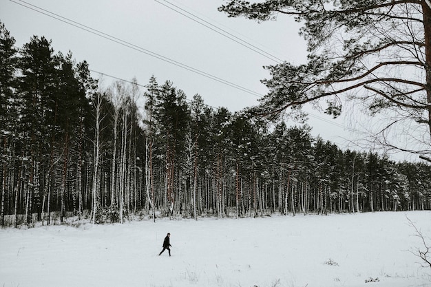 Mann allein im Schnee