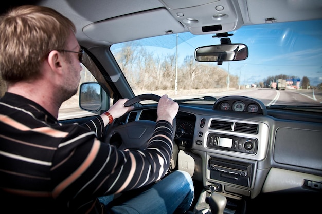 Mann am Steuer des Autos