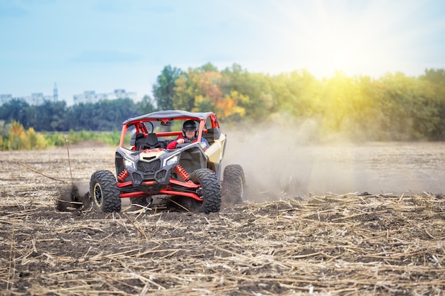 Mann am Steuer des Quad fährt um das Feld in der