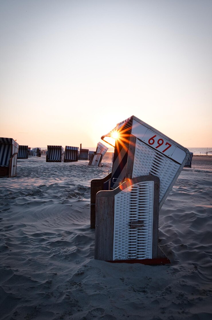 Foto mann am strand gegen den himmel beim sonnenuntergang