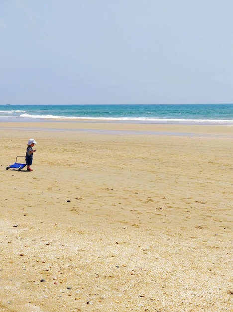 Mann am Strand gegen den Himmel