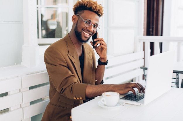 Mann am Telefon sprechen und tippen