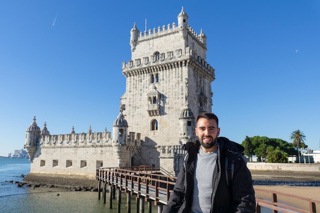 Mann am Turm von Belem in Lissabon