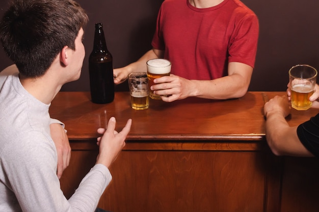 Mann an der Bar serviert seinem Kunden ein Bier.