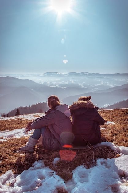 Mann an der Spitze der Berge