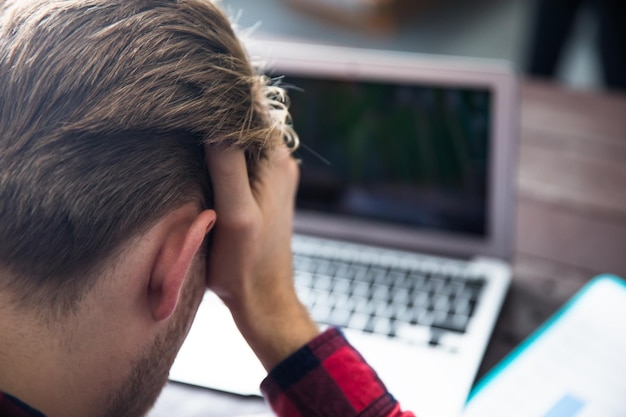 Mann arbeitet am Computer im Büro