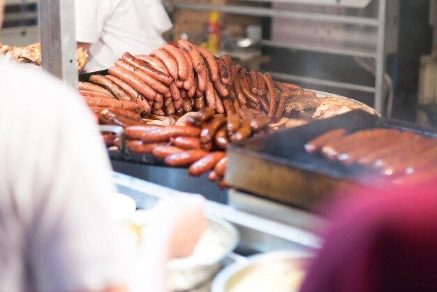 Foto mann arbeitet am grill